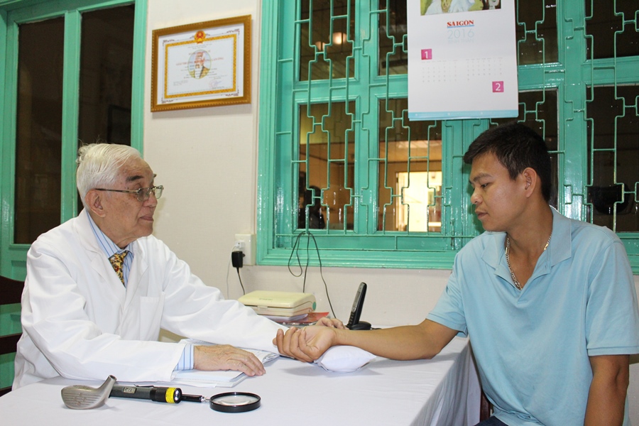 Bác[-]sĩ[-]Chuyên[-]khoa[-]II[-]Đỗ[-]Hữu[-]Định:[-]Cả[-]đời[-]với[-]tâm[-]nguyện[-]bốc[-]thuốc[-]cứu[-]người